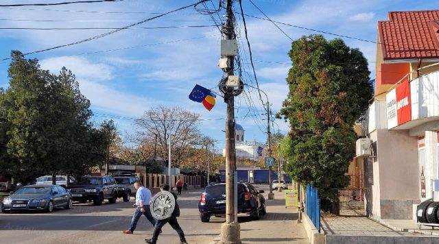 O parte dintre stâlpii de electricitate din zona de sud-est a Bârladului, unii existenți din perioada interbelică, au fost înlocuiți