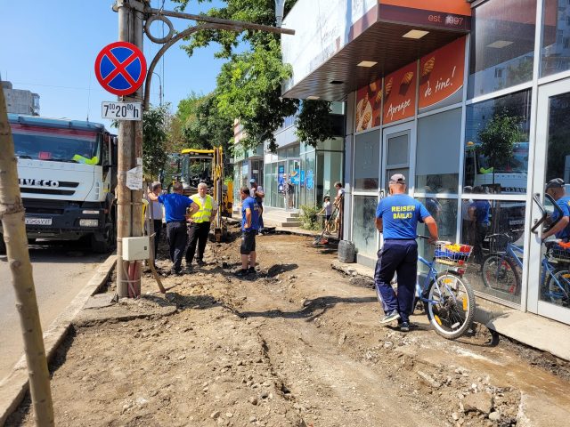 A început refacerea trotuarelor pe Bulevardul Republicii