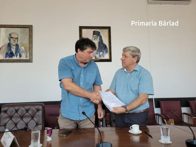 Primarul Dumitru Boroș și administratorul firmei Conbetas au semnat contractul de execuție pentru asfaltarea străzilor din Munteni și Podeni