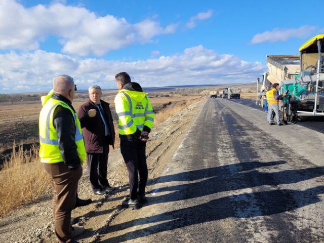(VIDEO) A început turnarea ultimului strat de asfalt pe varianta ocolitoare a Bârladului