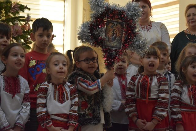 Săptămâna Colindelor, la Primăria Municipiului Bârlad – Ziua II elevi la colindat