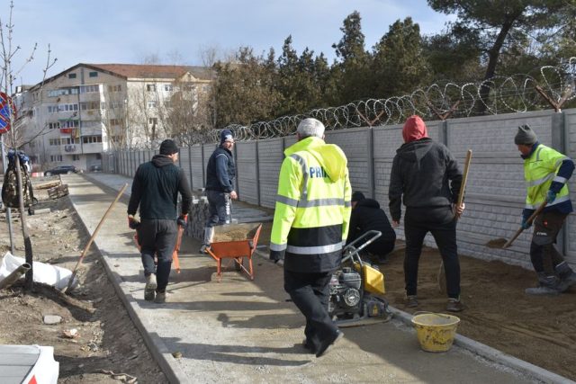S-au reluat lucrările la trotuarele din sudul orașului