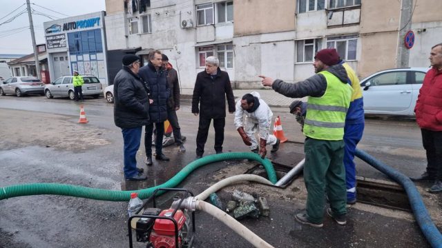 Intervenție de peste 6 ore la rețeaua de canalizare a Bârladului. Din țevi au fost scoase sticle, plastice, cauciucuri, moloz