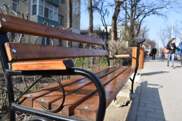 Mobilier stradal nou, la Bârlad