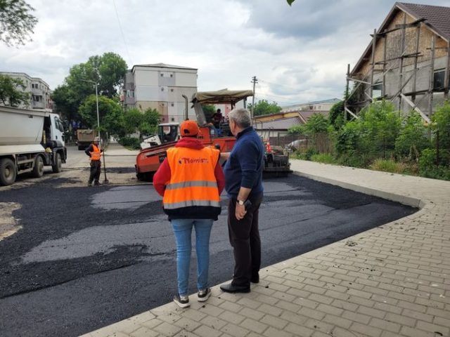 A început turnarea stratului final de asfalt pe strada Colonel Simionescu Sava