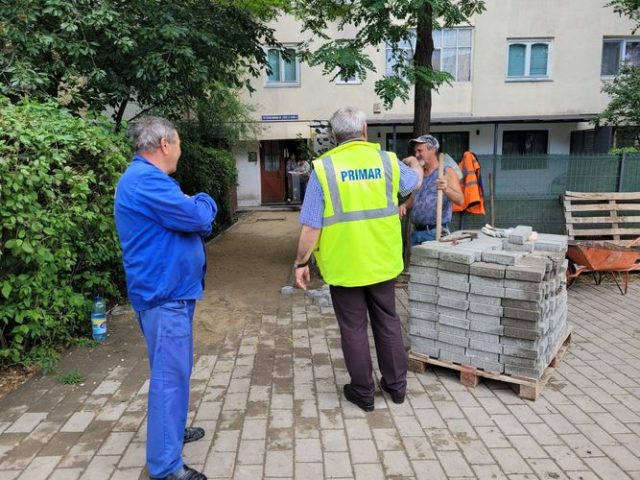 Se lucrează la reabilitarea aleilor de intrare în scările de bloc