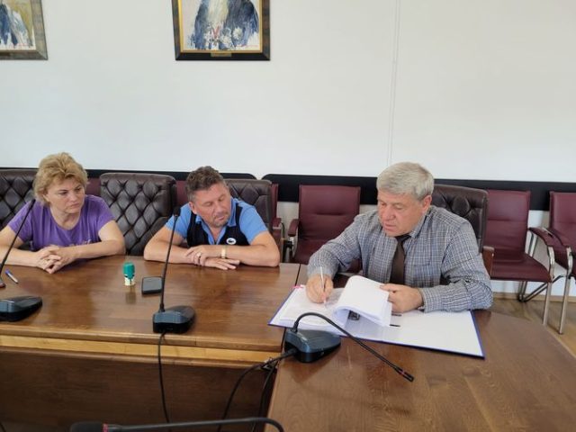 A fost semnat contractul pentru asfaltarea a 11 străzi intens circulate
