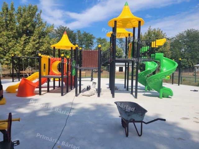 Spațiu de joacă modern, pavilioane și mobilier urban la Grădina Zoologică