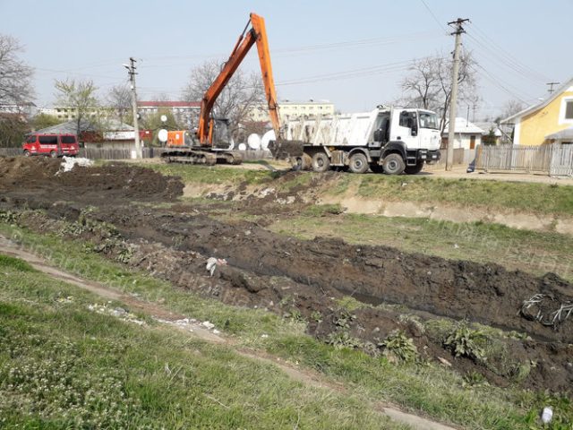 Continuă igienizarea și decolmatarea albiei Pârâului Valea Seacă