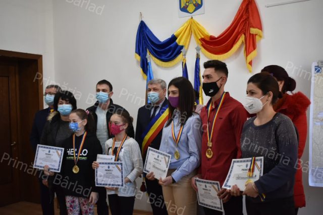 Gimnastele și atleții medaliați ai Bârladului, premiați de municipalitatea locală