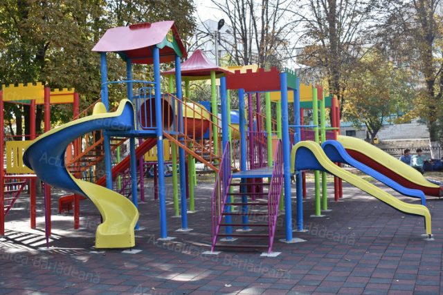 Alte două locuri de joacă reabilitate pentru copiii Bârladului