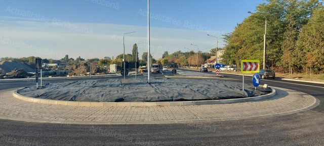 Noul sens giratoriu de pe Republicii, din zona viitorului Centru Comercial, dat în funcțiune