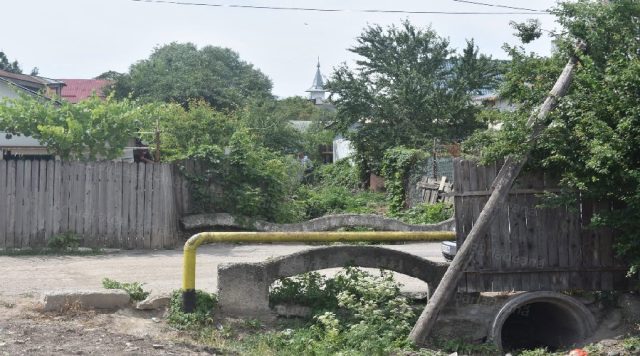 Decolmatarea canalelor deschise, împiedicată de cei care au construit ilegal pe maluri