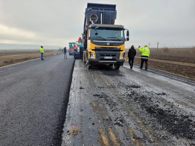 A început turnarea covorului asfaltic pe varianta ocolitoare a Bârladului