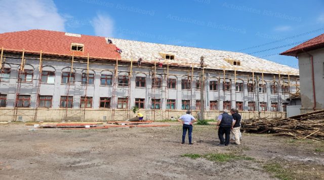 Noul an școlar va găsi clădirea Liceului Teoretic ”Mihai Eminescu” Bârlad cu un acoperiș înlocuit în întregime