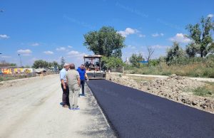 A început turnarea covorului asfaltic pe strada Tecuciului. Lucrările intră în linie dreaptă