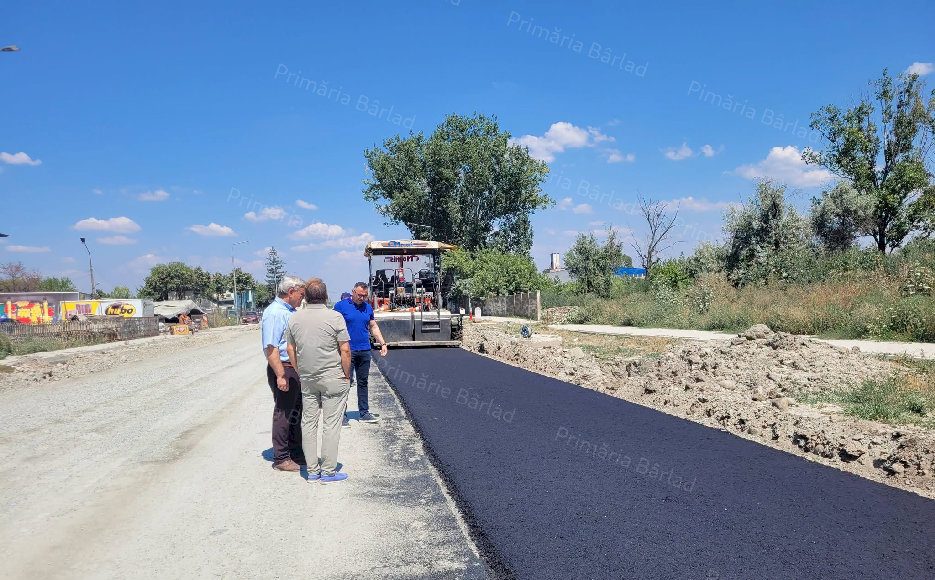 A început turnarea covorului asfaltic pe strada Tecuciului. Lucrările intră în linie dreaptă
