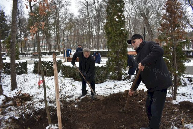 Un duo special, prezent la campania de plantări din Grădina Publică „Mihai Sturza” Bârlad: artistul plastic Dragoș Pătrașcu și poetul Lucian Vasiliu
