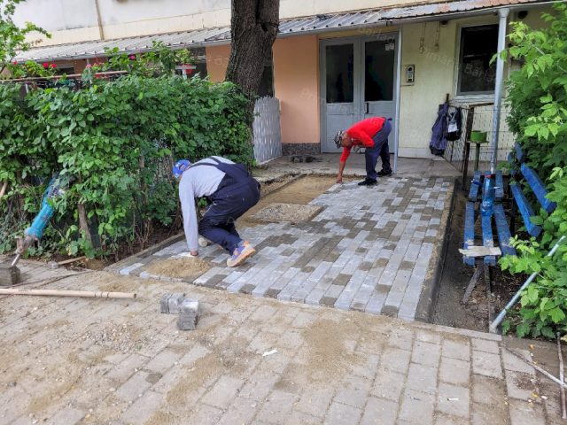 Au început lucrările de reabilitare a aleilor de intrare în scările de bloc
