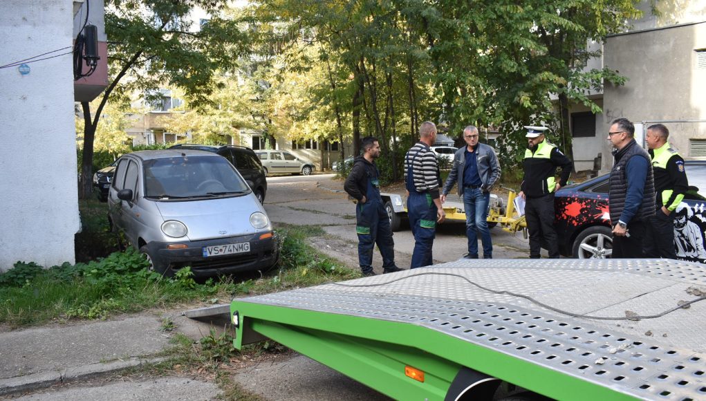 S-a reluat ridicarea autovehiculelor fără stăpân sau abandonate pe domeniul public al municipiului Bârlad!