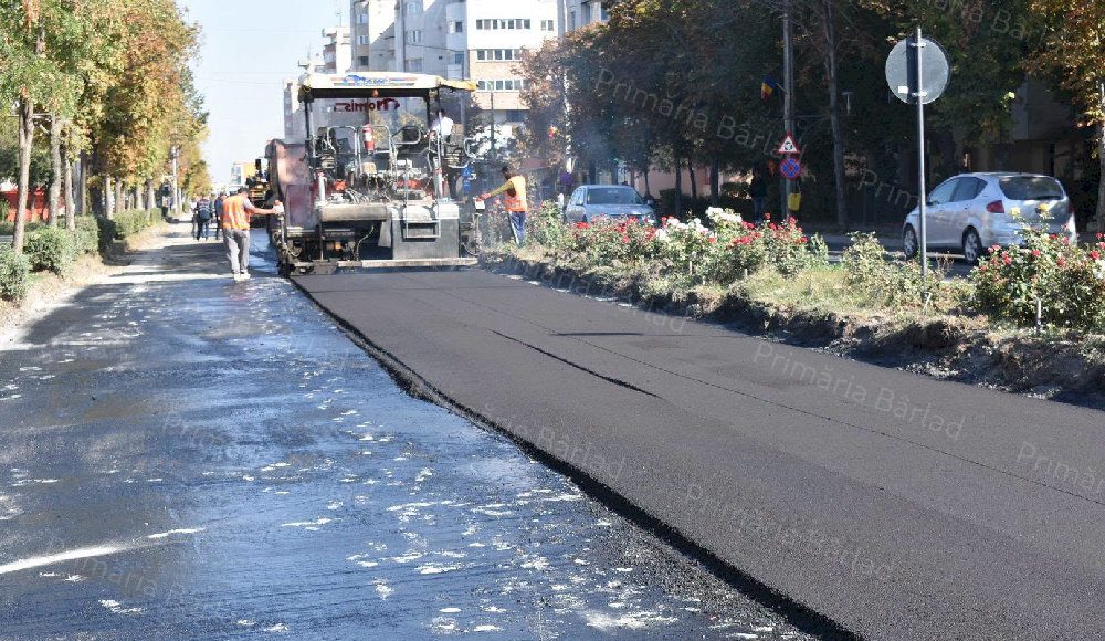 A început turnarea covorului asfaltul pe al doilea sens de mers, între ”Confecții”și Cerbul de Aur