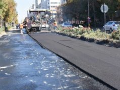 A început turnarea covorului asfaltul pe al doilea sens de mers, între ”Confecții”și Cerbul de Aur