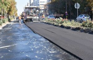 A început turnarea covorului asfaltul pe al doilea sens de mers, între ”Confecții”și Cerbul de Aur