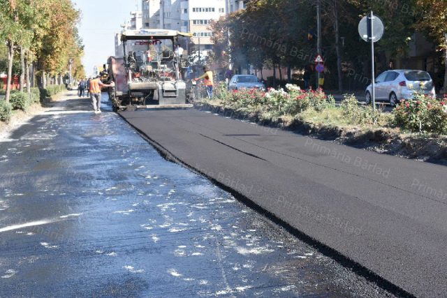 A început turnarea covorului asfaltul pe al doilea sens de mers, între ”Confecții”și Cerbul de Aur